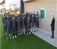 بمشاركة صلاح.. لاعبو ليفربول يقفون دقيقة صمت أمام نصب «هيلزبره»