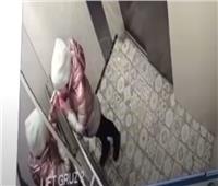  لحظة نجاة طفلة من سقوط الزجاج عليها | فيديو