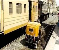 «توك توك» يسابق قطار على القضبان في الشرقية «صور»