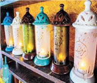 «أسماء ومصطفى» يحولان المخلفات الزجاجية لفوانيس وديكورات رمضانية
