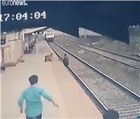 شاب ينقذ طفلاً من موت محقق تحت عجلات القطار.. فيديو