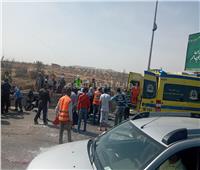 حادث مروع بين سيارتين ونقل المصابين للمستشفى بطريق أكتوبر |  صور