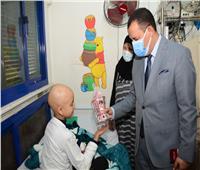 نائب رئيس جامعة أسيوط يوزع فوانيس على أطفال معهد الجنوب للأورام