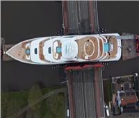 «يخت سوبر» يشٌق جسر في هولندا إلى نصفين | فيديو