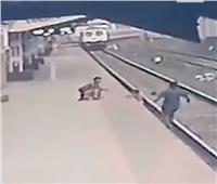 شاهد | عامل ينقذ طفلا من الموت أسفل عجلات القطار