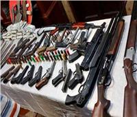ضبط 7 قطع سلاح ناري خلال مداهمة بؤرة إجرامية في أسيوط