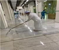 وزير ماليزي ينظف المسجد الحرام مع عمال الحرمين