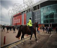 قبل مواجهة ليفربول.. جمهور مانشستر يونايتد يقتحم ملعب أولد ترافورد| صور