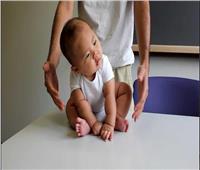 أسباب تأخر الجلوس عند الرضيع.. ضعف العضلات ونقص الأكسجين أبرزها