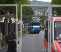 الشرطة السويسرية تفض اشتباكات مشجعين بالغاز المسيل للدموع