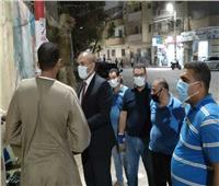 رئيس مدينة المنيا يزور أهالي مصابي كورونا أمام مستشفي الحميات