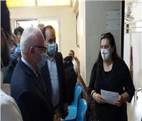 محافظ بورسعيد يتابع سير العمل بوحدة صحة المسنين ويشيد بتيسير الإجراءات 