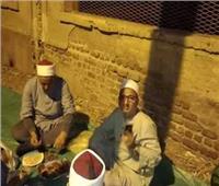 مدير أوقاف المنيا يتناول إفطاره بجوار سور مسجد