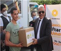 رئيس جامعة الأزهر يوزع الهدايا الرمضانية لطلاب العلم