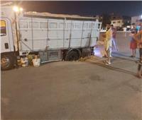 سقوط سيارة نقل داخل بالوعة صرف صحي بالعاشر من رمضان