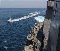 سفينة حربية أمريكية تطلق رصاصات تحذيرية بعد مواجهة مع قوارب إيرانية