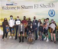 مطار شرم الشيخ يستقبل «محاربة السرطان» الأمريكية جلوريا والكر | صور