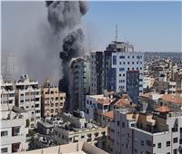 فيديو| إسرائيل تستهدف برج الجلاء في غزة بـ 4 صواريخ 