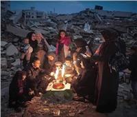 عائلة فلسطينية من غزة تحتفل بعيد ميلاد أحد أطفالها عند حطام منزلها