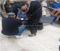 انهيار ابنة شقيقة الفنان سمير غانم أمام المستشفى.. صور