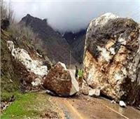 شاهد.. انهيار جبلي شمال إيران