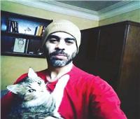 «خالد» يقدم دروسًا في تربية القطط