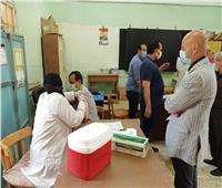 تطعيم العاملين بمدرسة ثانوية بالزقازيق بلقاح «كورونا»