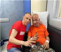 شريف دسوقي يتحدى أزمته بـ«علامة النصر» داخل المستشفى