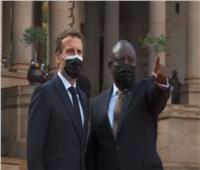لحظة وصول الرئيس الفرنسي إيمانويل ماكرون إلى جنوب إفريقيا | فيديو