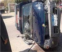 إصابة ضابطين وأمين شرطة في حادث تصادم بالطريق الصحراوي بأسوان