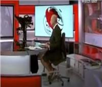 مذيع بريطاني يقدم نشرة الأخبار بـ «الشورت» | فيديو 