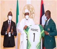 رئيس نيجيريا يتسلم قميص منتخب بلاده «مطبوعًا عليه اسمه» 