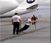 الرجل الخارق ..شاب يسحب طائرة ركاب بجسده |صورة