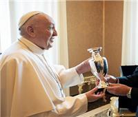 البابا فرانسيس يحصل على نسخة من كأس بطولة «يورو 2020»  