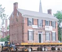 نقل منزل أثري على عربات مخصصة للحفاظ على منزلته التاريخية