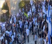 «مسيرة الأعلام» تصل بأعداد مهولة من المستوطنين إلى منطقة باب العامود بالقدس 