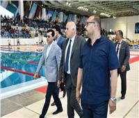 وزير الرياضة المصري ونظيره الفلسطيني يشهدان بطولة الجمهورية للسباحة