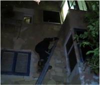 قوات الحماية المدنية تساعد سيدة محتجزة بالخروج من مسكنها 