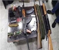 ضبط أسلحة نارية ومخدرات بحوزة 5 متهمين في أسوان