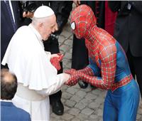 «سبايدر مان» يلتقي البابا فرنسيس ويقدم له قناع هدية | فيديو