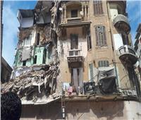 انهيار عقار وسط الإسكندرية.. وإنقاذ 4 أشخاص والبحث عن 2 تحت الأنقاض| صور