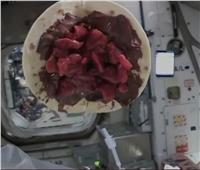 رائد فضاء يتحدى الجاذبية بصناعة «كريب» في الفضاء | فيديو