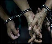 حبس تشكيل عصابي تخصص في سرقة أعمدة العلامات الإرشادية على الطرق بـ ١٥ مايو