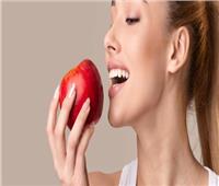 بينها القضاء على رائحة الفم.. فوائد التفاح للأسنان