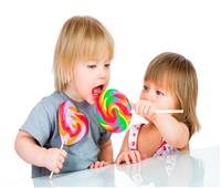 مخاطر كثرة تناول الحلوى على طفلك في العيد