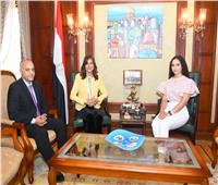وزيرة الهجرة تلتقي "مريم طاحون" أصغر مغنية أوبرا مصرية في النمسا 