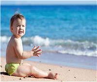 طرق حماية شعر طفلك من مياه البحر