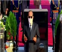 الرئيس السيسي يقرأ الفاتحة على قبر الراحل انور السادات والجندي المجهول