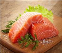 يقلل خطر الإصابة بأمراض القلب والسرطان .. فوائد سمك «السلمون»