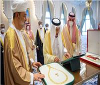 سلطان عمان وخادم الحرمين يتبادلان الأوسمة ويشهدان توقيع مذكرة تفاهم 